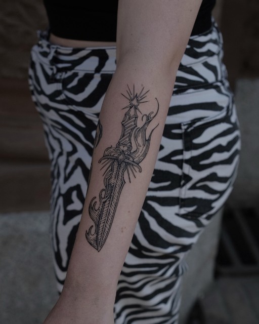 tatuaz graficzny sztyletu